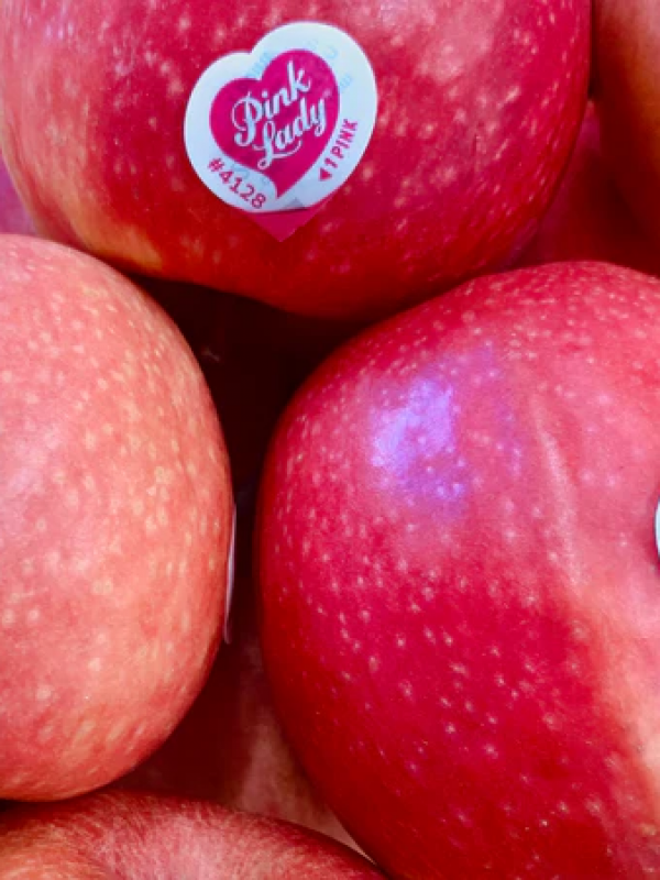 Fresh apples – crisp and sweet fresh produce in Cornwall